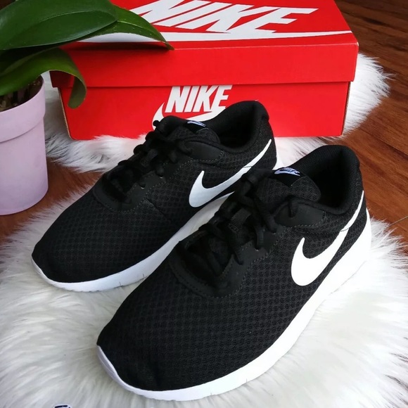 Nike black and white running women’s shoes - Picture 2 of 5